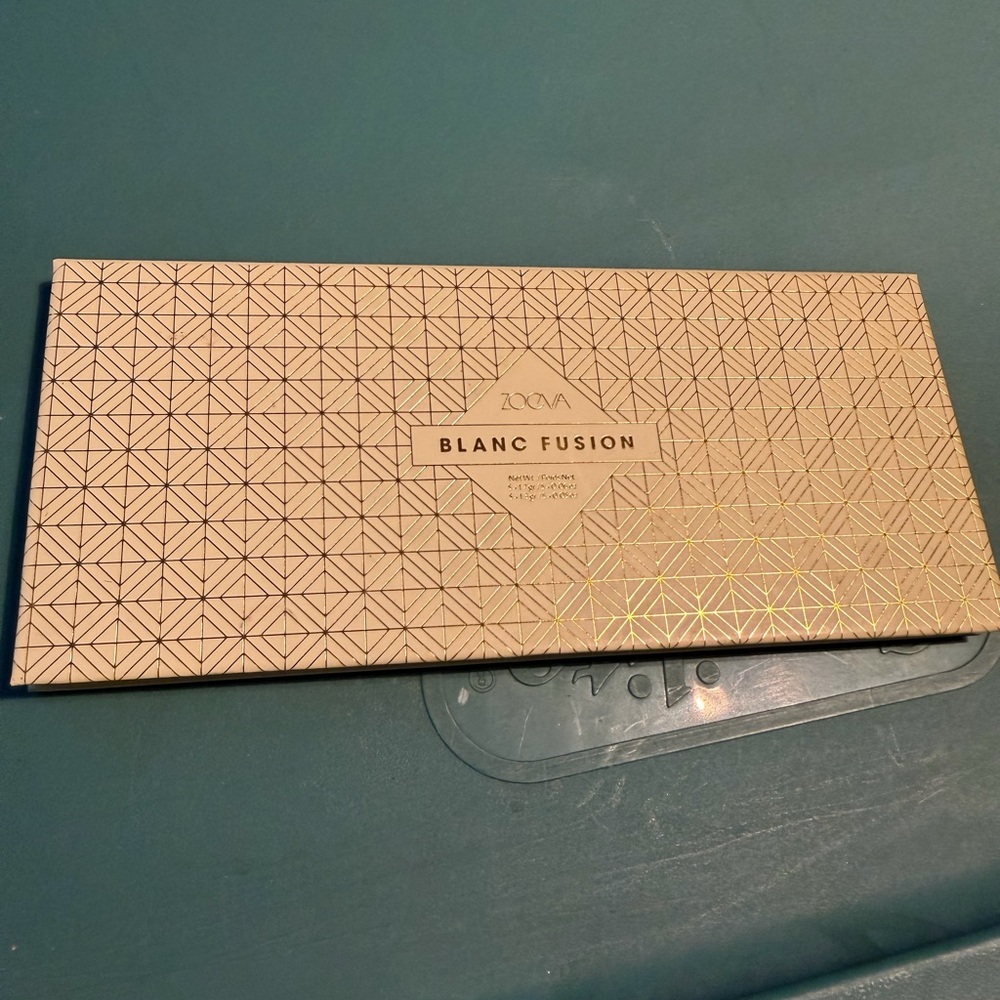 ZOEVA Blanc Fusion Eyeshadow Palette Geometric Design case